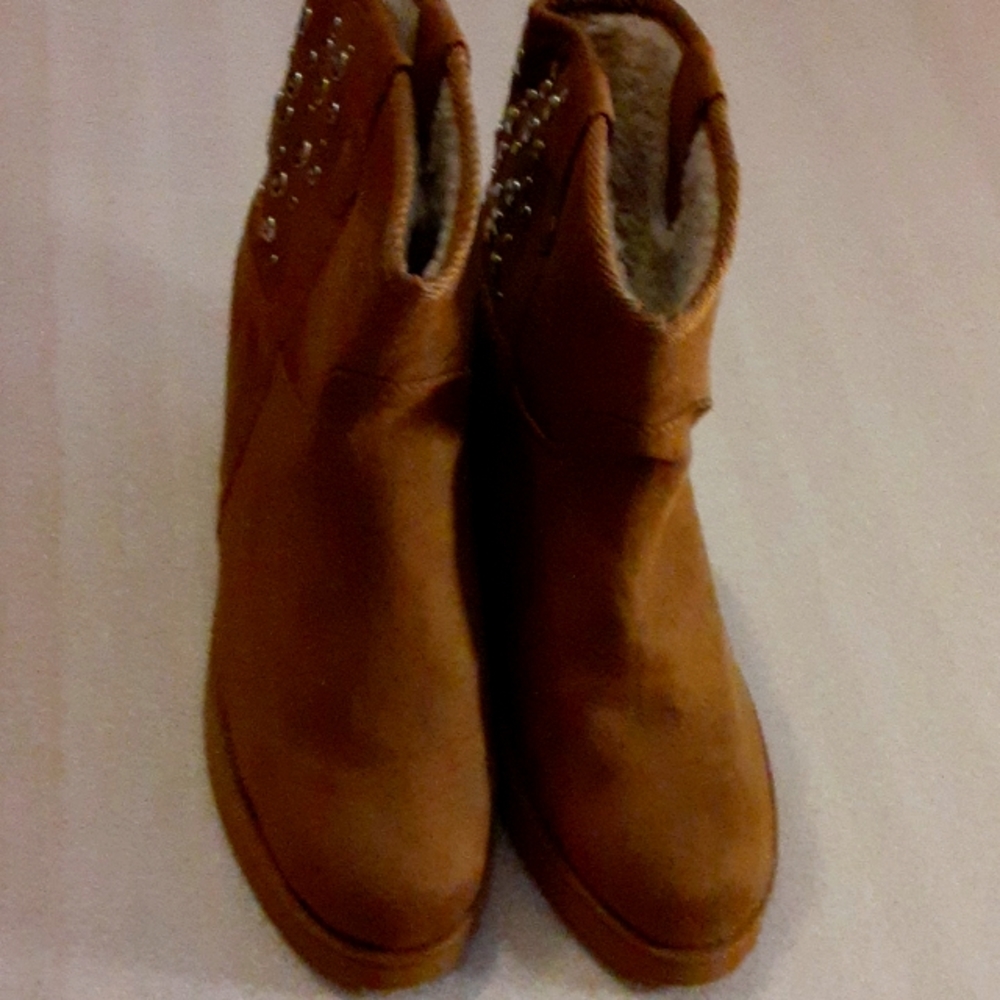 QUPID TAN ANKLE BOOTS WITH SILVER STUD IN SIZE 10 WITH FAUX FUR LINING